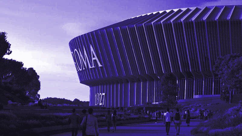 Rendering del nuovo stadio visto dai percorsi del parco: la facciata sud con la scritta Roma e l'anno 1927, persone a piedi in primo piano, in duotone violetto