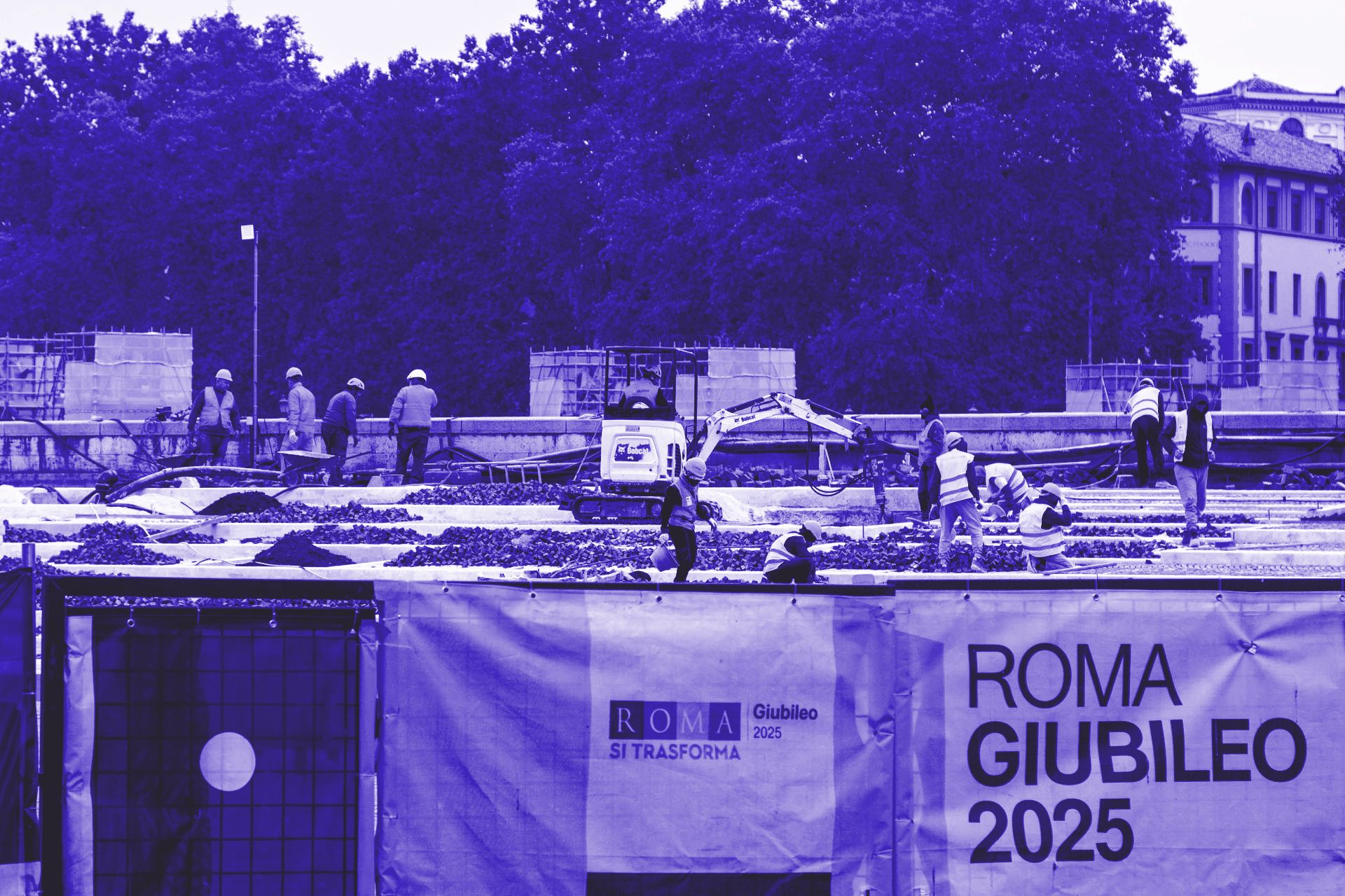 Operai al lavoro in un cantiere del Giubileo 2025 a Roma